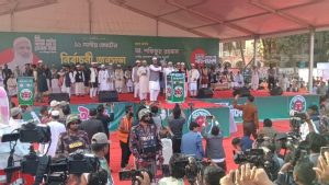 গাজীপুরের ভাওয়াল রাজবাড়ী মাঠে ১১ দলীয় জোটের নির্বাচনী জনসভায় ডা. শফিকুর রহমানের বক্তব্য প্রদানের দৃশ্য।